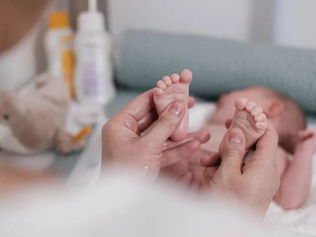 Hebamme in Vorarlberg bei der Betreuung deines Babys