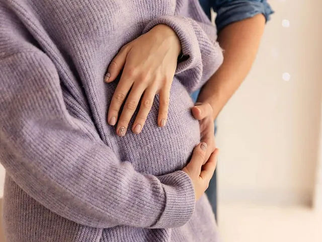 Hebamme in Vorarlberg bei der Betreuung einer werdenden Mutter